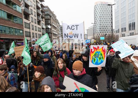 Bruxelles, Belgique. Dezember 2023. © Nicolas Landemard/Le Pictorium/MAXPPP - Bruxelles 03/12/2023 entre 20 et 25000 personnes se sont reunies ce jour dans la capitale belge pour une marche pour le climat. Eine Manifestation a l'appel de plusieures Organisationen alors que la COP28 se tient a Dubai. Quelle: MAXPPP/Alamy Live News Stockfoto