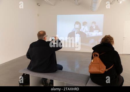 Brüssel, Belgien Dezember 2023. Nicolas Landemard/Le Pictorium - Visuals der Ausstellung -Morris 100 ans, 100 oeuvres-. - 01/12/2023 - Belgien/Brüssel/Brüssel - bis Januar 2024 findet in der Galerie HubertyEtBreyne in der belgischen Hauptstadt eine Ausstellung und ein Verkauf von Tellern des Lucky Luke Cartoonisten Morris anlässlich des 100. Geburtstags seines Schöpfers statt. Die Ausstellung fällt mit der Veröffentlichung eines neuen Lucky Luke Albums von Blutch zusammen. Quelle: LE PICTORIUM/Alamy Live News Stockfoto