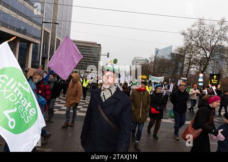 Bruxelles, Belgique. Dezember 2023. © Nicolas Landemard/Le Pictorium/MAXPPP - Bruxelles 03/12/2023 entre 20 et 25000 personnes se sont reunies ce jour dans la capitale belge pour une marche pour le climat. Eine Manifestation a l'appel de plusieures Organisationen alors que la COP28 se tient a Dubai. Quelle: MAXPPP/Alamy Live News Stockfoto