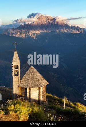 Abendlicher Blick vom Gipfel Col DI Lana mit Holzkirche auf den Berg Civetta, Alpen Dolomiten, Italien Stockfoto