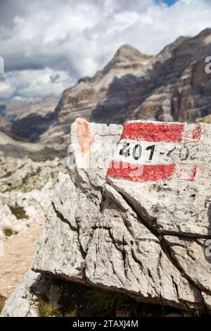 Blick von forcella Travenanzes, Wanderweg Nr. 401 Val Travenanzes und Felswände in der Tofane gruppe, Alpen Dolomiten Berge, Fanes Nationa Stockfoto