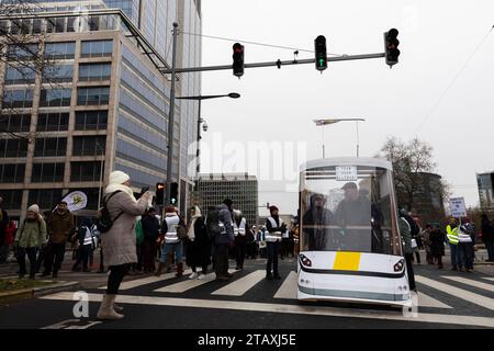 Bruxelles, Belgique. Dezember 2023. © Nicolas Landemard/Le Pictorium/MAXPPP - Bruxelles 03/12/2023 entre 20 et 25000 personnes se sont reunies ce jour dans la capitale belge pour une marche pour le climat. Eine Manifestation a l'appel de plusieures Organisationen alors que la COP28 se tient a Dubai. Quelle: MAXPPP/Alamy Live News Stockfoto