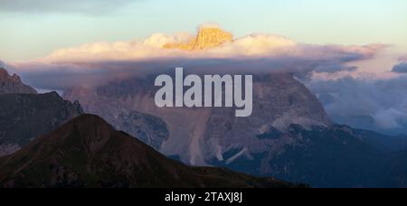 Abendlicher Blick auf den Pelmo, Südtirol, die Alpen Dolomiten, Italien Stockfoto