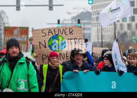 Bruxelles, Belgique. Dezember 2023. © Nicolas Landemard/Le Pictorium/MAXPPP - Bruxelles 03/12/2023 entre 20 et 25000 personnes se sont reunies ce jour dans la capitale belge pour une marche pour le climat. Eine Manifestation a l'appel de plusieures Organisationen alors que la COP28 se tient a Dubai. Quelle: MAXPPP/Alamy Live News Stockfoto