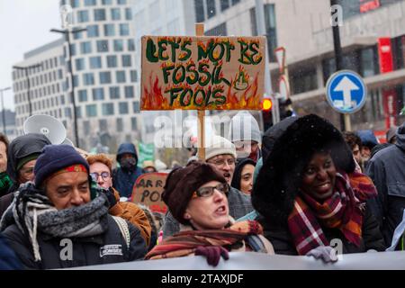 Bruxelles, Belgique. Dezember 2023. © Nicolas Landemard/Le Pictorium/MAXPPP - Bruxelles 03/12/2023 entre 20 et 25000 personnes se sont reunies ce jour dans la capitale belge pour une marche pour le climat. Eine Manifestation a l'appel de plusieures Organisationen alors que la COP28 se tient a Dubai. Quelle: MAXPPP/Alamy Live News Stockfoto