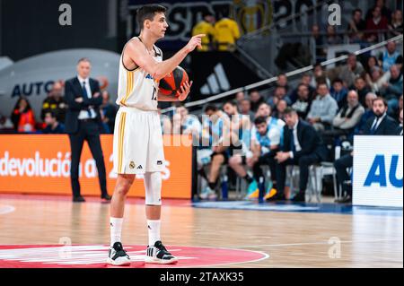 Madrid, Madrid, Spanien. Dezember 2023. Carlos Alocen von Real Madrid im Basketballspiel Liga Endesa ACB 23/24 zwischen Real Madrid und Rio Breogan im Wizink Center in Madrid, Spanien. (Kreditbild: © Alberto Gardin/ZUMA Press Wire) NUR REDAKTIONELLE VERWENDUNG! Nicht für kommerzielle ZWECKE! Stockfoto