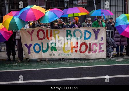 NEW YORK, NEW YORK - 2. DEZEMBER: Aktivisten der Abtreibungsrechte gegen Protest halten Regenbogenunbrellas fest, die eine Anti-Abtreibung-Glaubensgruppe blockieren, die vor Planned Parenthood protestiert und versucht, Patienten von einer Versorgung abzuhalten 2023. (Foto: Michael Nigro/SIPA USA) Credit: SIPA USA/Alamy Live News Stockfoto