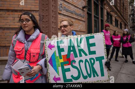 NEW YORK, NEW YORK - 2. DEZEMBER: Ein Aktivist für Abtreibungsrechte hält ein „Fake Escort“-Schild neben einem Anti-Abtreibung-Befürworter, der sich als geplanter Elternschaft-Mitarbeiter ausgibt, um Patienten von einer Versorgung abzuhalten, die am 2. Dezember 2023 in New York City stattfindet. (Foto: Michael Nigro/SIPA USA) Credit: SIPA USA/Alamy Live News Stockfoto