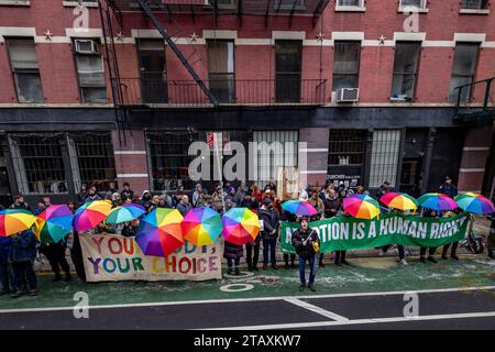 NEW YORK, NEW YORK - 2. DEZEMBER: Aktivisten der Abtreibungsrechte gegen Protest halten Regenbogenunbrellas fest, die eine Anti-Abtreibung-Glaubensgruppe blockieren, die vor Planned Parenthood protestiert und versucht, Patienten von einer Versorgung abzuhalten 2023. (Foto: Michael Nigro/SIPA USA) Credit: SIPA USA/Alamy Live News Stockfoto