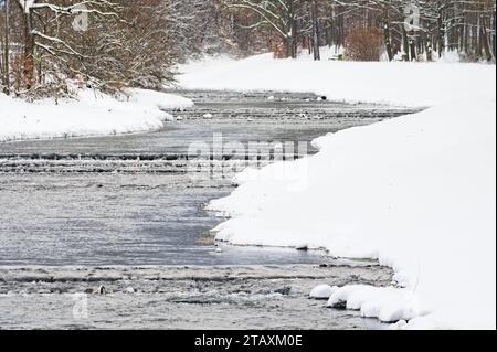 Fluss Becva in Roznov Pod Radhostem, Tschechische republik. Die Bank ist von Schnee bedeckt. Dezember. Stockfoto