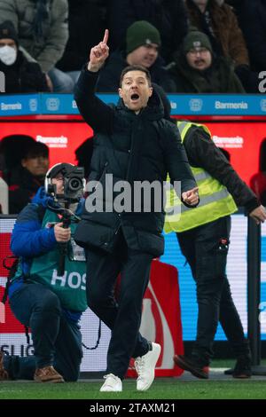Leverkusen, Deutschland. Dezember 2023. Fußball: Bundesliga, Bayer Leverkusen - Borussia Dortmund, Spieltag 13, BayArena. Leverkusener Coach Xabi Alonso gestikuliert auf der Touchline. Hinweis: Marius Becker/dpa – WICHTIGER HINWEIS: gemäß den Vorschriften der DFL Deutscher Fußball-Liga und des DFB Deutscher Fußball-Bundes ist es verboten, im Stadion und/oder des Spiels aufgenommene Fotografien in Form von sequenziellen Bildern und/oder videoähnlichen Fotoserien zu verwenden oder zu nutzen./dpa/Alamy Live News Stockfoto