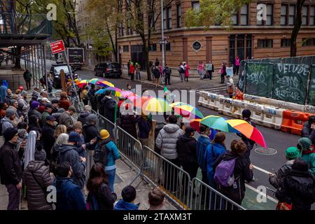 NEW YORK, NEW YORK - 2. DEZEMBER: Aktivisten der Abtreibungsrechte gegen Protest halten Regenbogenunbrellas fest, die eine Anti-Abtreibung-Glaubensgruppe blockieren, die vor Planned Parenthood protestiert und versucht, Patienten von einer Versorgung abzuhalten 2023. (Foto: Michael Nigro/SIPA USA) Credit: SIPA USA/Alamy Live News Stockfoto