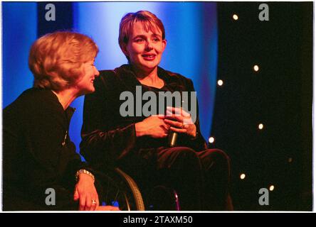 GLENYS KINNOCK, TANNI GREY THOMPSON, CARDIFF, 2001: Glenys Kinnock (1944–2023) verleiht der paralympischen Athletin Dame Tanni Grey Thompson den Welsh Woman of the Year 2001 Award und den Gala Dinner Ball am 23. November 2001 in der Cardiff International Arena (CIA), Wales, Cardiff. Zu dieser Zeit war Glenys Kinnock Mitglied des Europäischen Parlaments. Foto: Rob Watkins Stockfoto