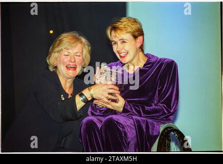 GLENYS KINNOCK, TANNI GREY THOMPSON, CARDIFF, 2001: Glenys Kinnock (1944–2023) verleiht der paralympischen Athletin Dame Tanni Grey Thompson den Welsh Woman of the Year 2001 Award und den Gala Dinner Ball am 23. November 2001 in der Cardiff International Arena (CIA), Wales, Cardiff. Zu dieser Zeit war Glenys Kinnock Mitglied des Europäischen Parlaments. Foto: Rob Watkins Stockfoto