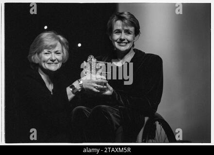 GLENYS KINNOCK, TANNI GREY THOMPSON, CARDIFF, 2001: Glenys Kinnock (1944–2023) verleiht der paralympischen Athletin Dame Tanni Grey Thompson den Welsh Woman of the Year 2001 Award und den Gala Dinner Ball am 23. November 2001 in der Cardiff International Arena (CIA), Wales, Cardiff. Zu dieser Zeit war Glenys Kinnock Mitglied des Europäischen Parlaments. Foto: Rob Watkins Stockfoto