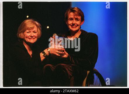 GLENYS KINNOCK, TANNI GREY THOMPSON, CARDIFF, 2001: Glenys Kinnock (1944–2023) verleiht der paralympischen Athletin Dame Tanni Grey Thompson den Welsh Woman of the Year 2001 Award und den Gala Dinner Ball am 23. November 2001 in der Cardiff International Arena (CIA), Wales, Cardiff. Zu dieser Zeit war Glenys Kinnock Mitglied des Europäischen Parlaments. Foto: Rob Watkins Stockfoto