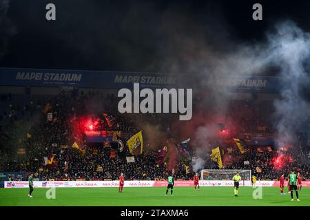 Reggio Emilia, Italien. 3. Dezember 2023. Fans von AS Roma zeigen ihre Unterstützung vor dem Fußballspiel der Serie A zwischen US-Sassuolo und AS Roma. Quelle: Nicolò Campo/Alamy Live News Stockfoto