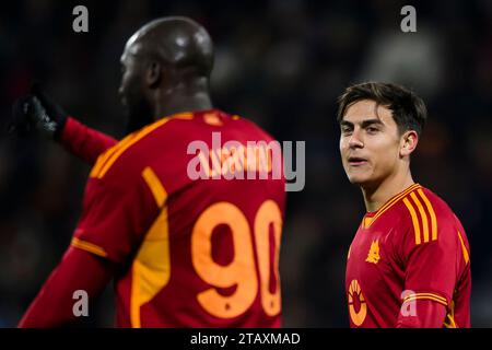 Reggio Emilia, Italien. 3. Dezember 2023. Paulo Dybala von AS Roma spricht mit Romelu Lukaku über AS Roma während des Fußballspiels der Serie A zwischen den USA Sassuolo und AS Roma. Quelle: Nicolò Campo/Alamy Live News Stockfoto