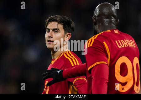 Reggio Emilia, Italien. 3. Dezember 2023. Paulo Dybala von AS Roma spricht mit Romelu Lukaku über AS Roma während des Fußballspiels der Serie A zwischen den USA Sassuolo und AS Roma. Quelle: Nicolò Campo/Alamy Live News Stockfoto