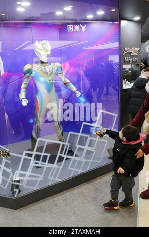 Shanghai, China. Dezember 2023. Die Spieler kaufen Ultraman, Kamen Rider, Super Sentai und andere japanische IP-Produkte am 2. Dezember 2023 in Shanghai, China. (Foto: Costfoto/NurPhoto) Credit: NurPhoto SRL/Alamy Live News Stockfoto