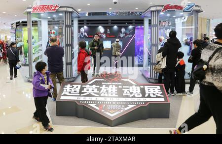 Shanghai, China. Dezember 2023. Die Spieler kaufen Ultraman, Kamen Rider, Super Sentai und andere japanische IP-Produkte am 2. Dezember 2023 in Shanghai, China. (Foto: Costfoto/NurPhoto) Credit: NurPhoto SRL/Alamy Live News Stockfoto