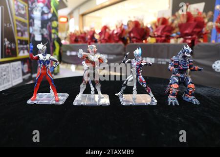 Shanghai, China. Dezember 2023. Die Spieler kaufen Ultraman, Kamen Rider, Super Sentai und andere japanische IP-Produkte am 2. Dezember 2023 in Shanghai, China. (Foto: Costfoto/NurPhoto) Credit: NurPhoto SRL/Alamy Live News Stockfoto