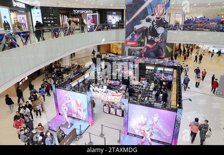 Shanghai, China. Dezember 2023. Die Spieler kaufen Ultraman, Kamen Rider, Super Sentai und andere japanische IP-Produkte am 2. Dezember 2023 in Shanghai, China. (Foto: Costfoto/NurPhoto) Credit: NurPhoto SRL/Alamy Live News Stockfoto