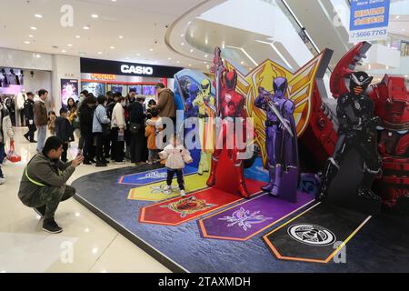 Shanghai, China. Dezember 2023. Die Spieler kaufen Ultraman, Kamen Rider, Super Sentai und andere japanische IP-Produkte am 2. Dezember 2023 in Shanghai, China. (Foto: Costfoto/NurPhoto) Credit: NurPhoto SRL/Alamy Live News Stockfoto