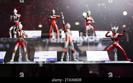 Shanghai, China. Dezember 2023. Die Spieler kaufen Ultraman, Kamen Rider, Super Sentai und andere japanische IP-Produkte am 2. Dezember 2023 in Shanghai, China. (Foto: Costfoto/NurPhoto) Credit: NurPhoto SRL/Alamy Live News Stockfoto