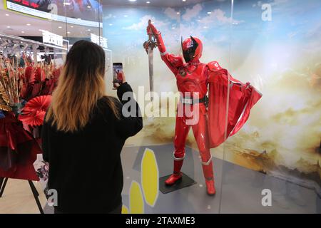 Shanghai, China. Dezember 2023. Die Spieler kaufen Ultraman, Kamen Rider, Super Sentai und andere japanische IP-Produkte am 2. Dezember 2023 in Shanghai, China. (Foto: Costfoto/NurPhoto) Credit: NurPhoto SRL/Alamy Live News Stockfoto