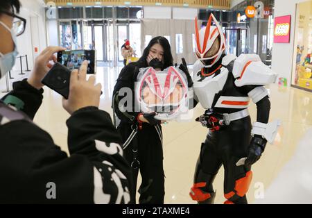 Shanghai, China. Dezember 2023. Die Spieler kaufen Ultraman, Kamen Rider, Super Sentai und andere japanische IP-Produkte am 2. Dezember 2023 in Shanghai, China. (Foto: Costfoto/NurPhoto) Credit: NurPhoto SRL/Alamy Live News Stockfoto