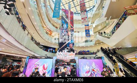 Shanghai, China. Dezember 2023. Die Spieler kaufen Ultraman, Kamen Rider, Super Sentai und andere japanische IP-Produkte am 2. Dezember 2023 in Shanghai, China. (Foto: Costfoto/NurPhoto) Credit: NurPhoto SRL/Alamy Live News Stockfoto