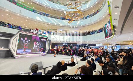 Shanghai, China. Dezember 2023. Die Spieler kaufen Ultraman, Kamen Rider, Super Sentai und andere japanische IP-Produkte am 2. Dezember 2023 in Shanghai, China. (Foto: Costfoto/NurPhoto) Credit: NurPhoto SRL/Alamy Live News Stockfoto