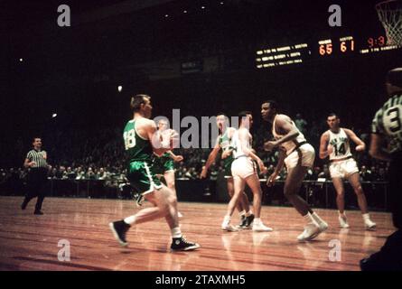 NEW YORK, NY - 26. OKTOBER: Jim Loscutoff #18 der Boston Celtics macht sich bereit, zu schießen, als Willie Naulls #6 der New York Knicks sich am 26. Oktober 1957 bei einem NBA-Spiel im Madison Square Garden in New York, New York, zu spät verteidigt. (Foto von Hy Peskin) *** örtlicher Bildtitel *** Jim Loscutoff;Willie Naulls Stockfoto