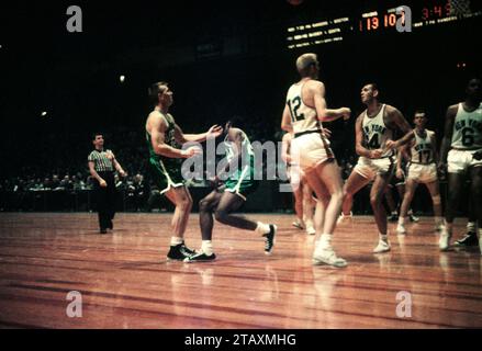 NEW YORK, NY - 26. OKTOBER: Jim Loscutoff #18 der Boston Celtics folgt seinem Schuss während eines NBA-Spiels gegen die New York Knicks am 26. Oktober 1957 im Madison Square Garden in New York. (Foto von Hy Peskin) *** örtliche Unterschrift *** Jim Loscutoff Stockfoto