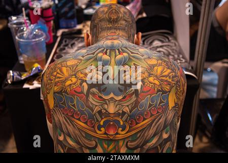 Bangkok, Thailand. Dezember 2023. Ein Teilnehmer bereitet sich darauf vor, sein Tattoo während der Land of Ink Bangkok Tattoo Convention 2023 im ChangChui Creative Park in Bangkok zu präsentieren. Hunderte von nationalen und internationalen Tätowierkünstlern und -Enthusiasten nehmen an der Land of Ink Bangkok Tattoo Convention 2023 Teil, um ihre Designfähigkeiten in einem Tätowierwettbewerb unter Beweis zu stellen. (Foto: Peerapon Boonyakiat/SOPA Images/SIPA USA) Credit: SIPA USA/Alamy Live News Stockfoto