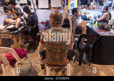 Bangkok, Thailand. Dezember 2023. Ein Teilnehmer bereitet sich darauf vor, sein Tattoo während der Land of Ink Bangkok Tattoo Convention 2023 im ChangChui Creative Park in Bangkok zu präsentieren. Hunderte von nationalen und internationalen Tätowierkünstlern und -Enthusiasten nehmen an der Land of Ink Bangkok Tattoo Convention 2023 Teil, um ihre Designfähigkeiten in einem Tätowierwettbewerb unter Beweis zu stellen. (Foto: Peerapon Boonyakiat/SOPA Images/SIPA USA) Credit: SIPA USA/Alamy Live News Stockfoto