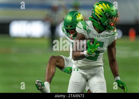 Der Oregon Wide Receiver Traeshon Holden (5) fängt während des Pac-12 Meisterschaftsspiels 2023 zwischen den Washington Huskies und Oregon du einen 63-Yard-Pass Stockfoto