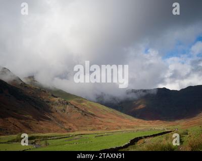 Blick von Mickleden in Great Langdale, Blick auf Rossett Pike im Lake District National Park, Cumbria Stockfoto