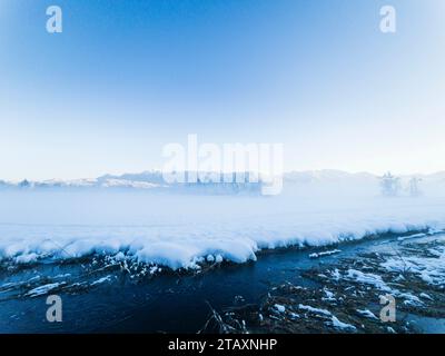 Murnau, Deutschland. Dezember 2023. Blick auf das Murnauer Moos, Murnau, am Staffelsee, 3. Dezember 2023. Im Hintergrund die Alpen. Quelle: dpa/Alamy Live News Stockfoto