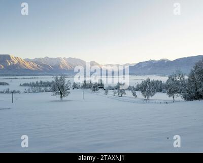 Murnau, Deutschland. Dezember 2023. Blick auf das Murnauer Moos, Murnau, am Staffelsee, 3. Dezember 2023. Im Hintergrund die Alpen. Quelle: dpa/Alamy Live News Stockfoto