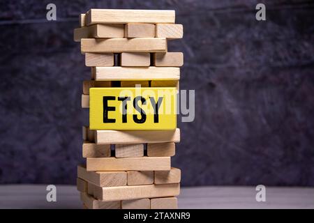 KIEW, UKRAINE - 21. FEBRUAR 2025: In dieser Foto-Illustration Etsy-Logo einer amerikanischen E-Commerce-Website konzentriert sich auf handgefertigte oder Vintage-Artikel und cra Stockfoto
