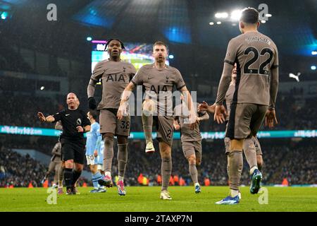 Tottenham Hotspurs Dejan Kulusevski (Mitte) feiert das dritte Tor ihrer Mannschaft im Premier League-Spiel im Etihad Stadium in Manchester. Bilddatum: Sonntag, 3. Dezember 2023. Stockfoto