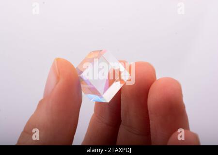 Helle leuchtende Prismenwürfel brechen Licht in verschiedenen Farben. Physik Optik Strahlbrechungen Stockfoto