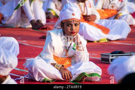Hunderte von Kindern warten auf ihren Auftritt, während sie an einem kulturellen Programm teilnehmen, bei dem Babasaheb Ambedkar am 3. Dezember 2023 in Guwahati, Assam, Indien, sterben wird. Bhimrao Ambedkar war der Vater der indischen Verfassung. Quelle: David Talukdar/Alamy Live News Stockfoto