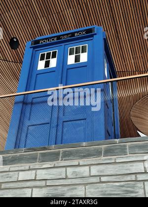 Die BBC-TV-Show Dr. Who's TARDIS im Senedd anlässlich der 60-jährigen Jubiläumsfeier Stockfoto