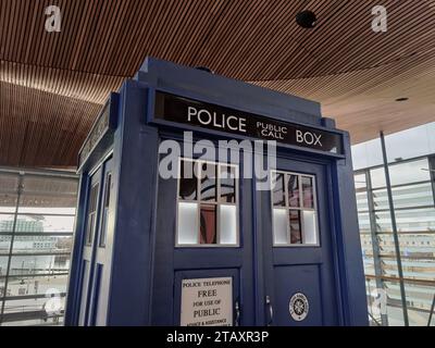 Die BBC-TV-Show Dr. Who's TARDIS im Senedd anlässlich der 60-jährigen Jubiläumsfeier Stockfoto