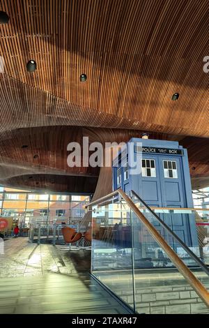 Die BBC-TV-Show Dr. Who's TARDIS im Senedd anlässlich der 60-jährigen Jubiläumsfeier Stockfoto