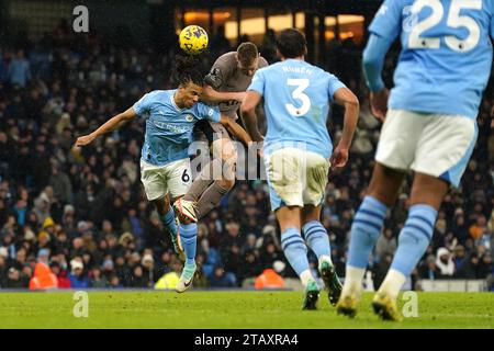 Tottenham Hotspurs Dejan Kulusevski (Mitte) erzielt das dritte Tor des Spiels während des Premier League-Spiels im Etihad Stadium in Manchester. Bilddatum: Sonntag, 3. Dezember 2023. Stockfoto