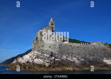 Vom Meer aus, Blick auf die Kirche San Pietro de Porto Venere auf ihrem Felsvorsprung (Cinque Terre, Ligurien, Italien) Stockfoto